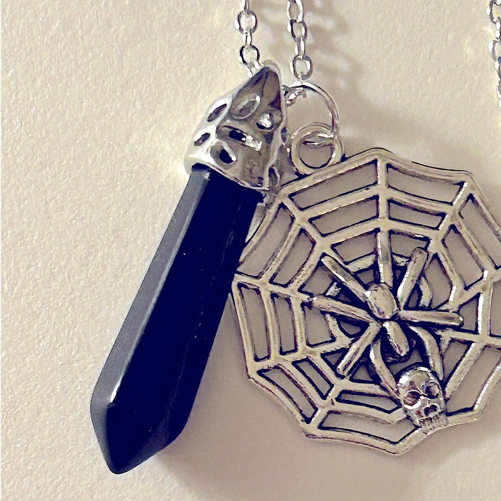 NWOT necklace Black Onyx Point Pendant 1.5”, silvertone spider charms, 20” chain